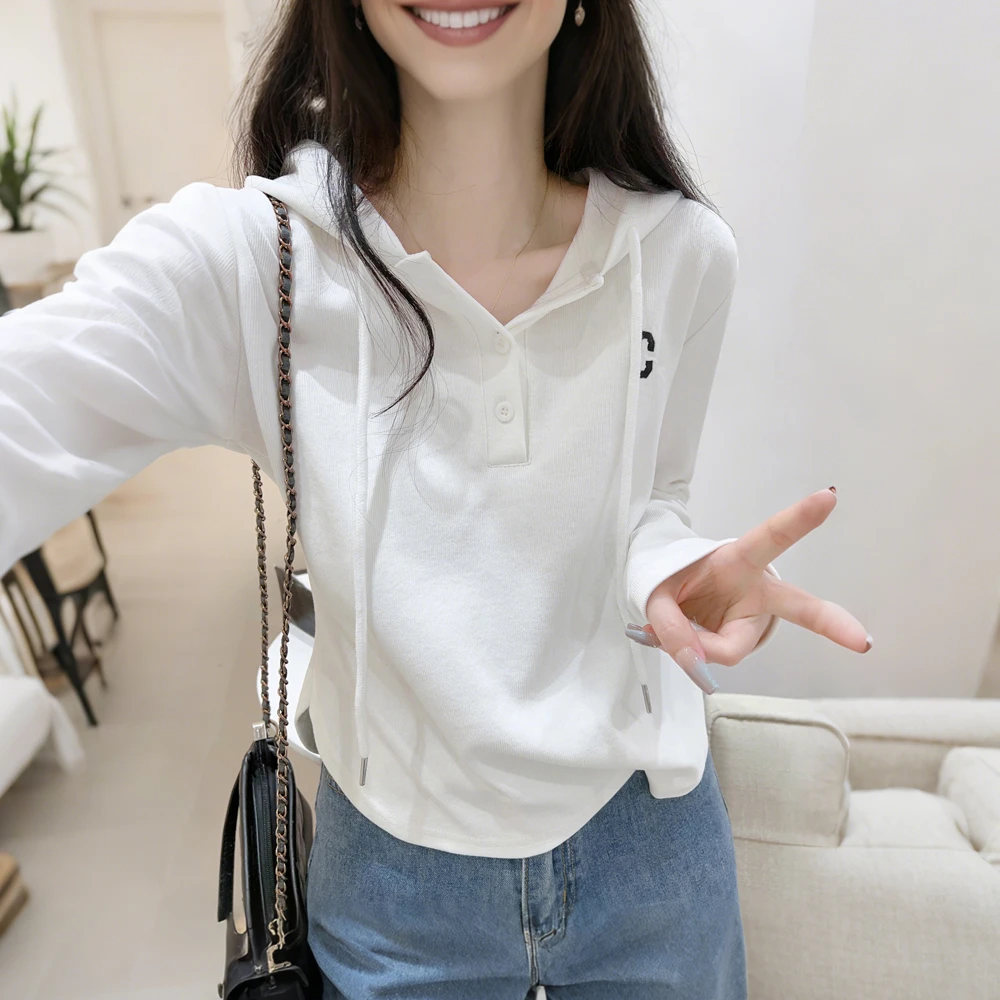 白色连帽长袖T恤衫女秋季设计感刺绣C字母宽松卫衣弧形下摆上衣潮