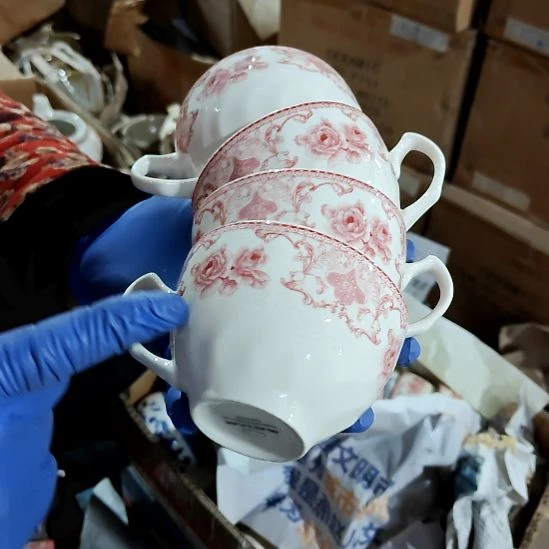 瓷片盘子碗茶壶啥都有