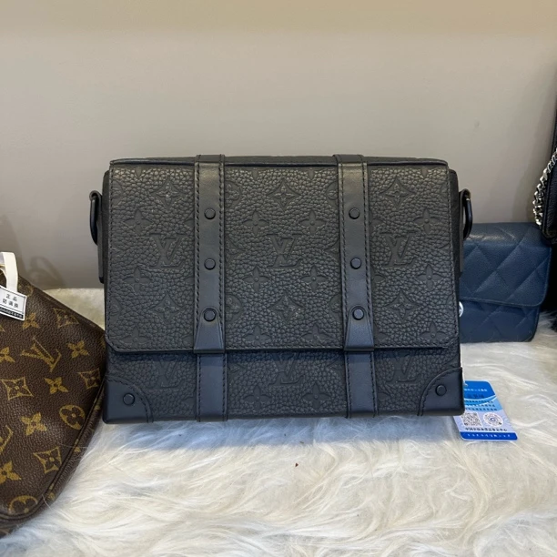 95新 LouisVuitton/路易威登 soft trunk全皮压纹邮差包98新以上