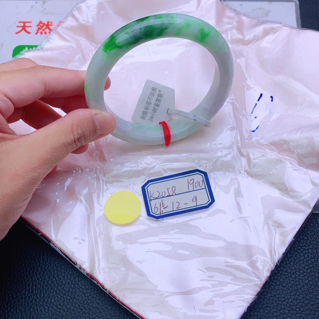 翡翠手镯未镶嵌翡翠