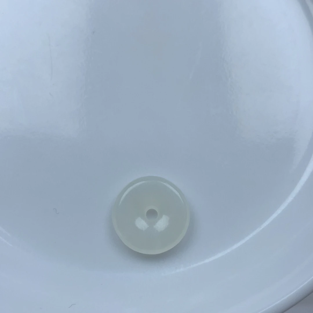 翡翠颈饰未镶嵌扣子翡翠。