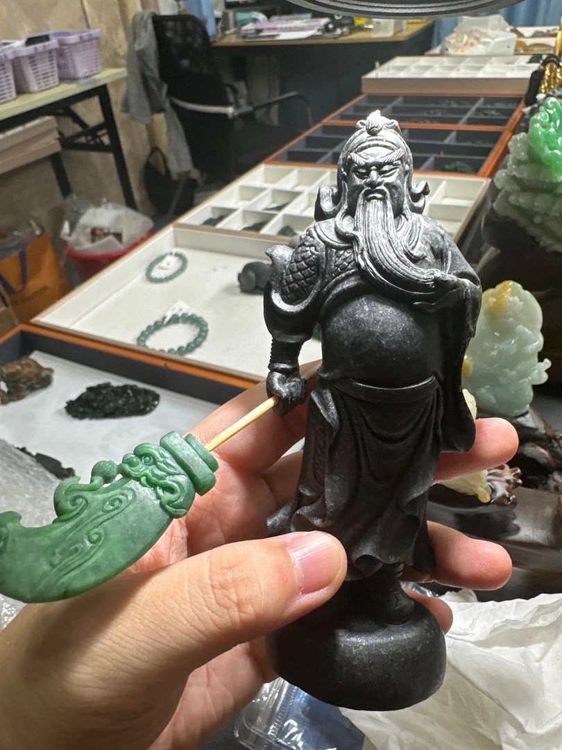 天然翡翠A货关公摆件
