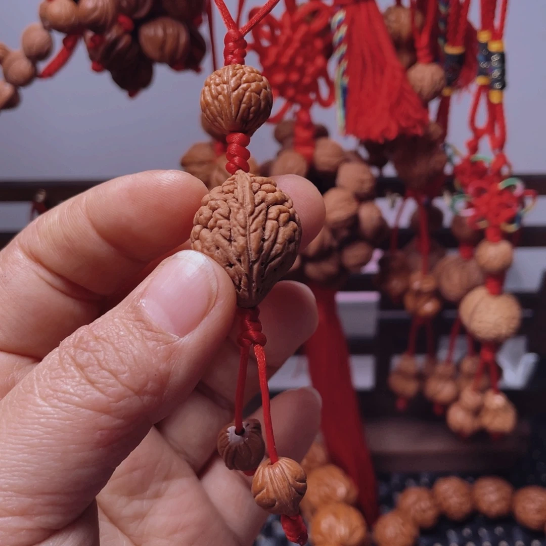 木质类龙纹桃枭挂件