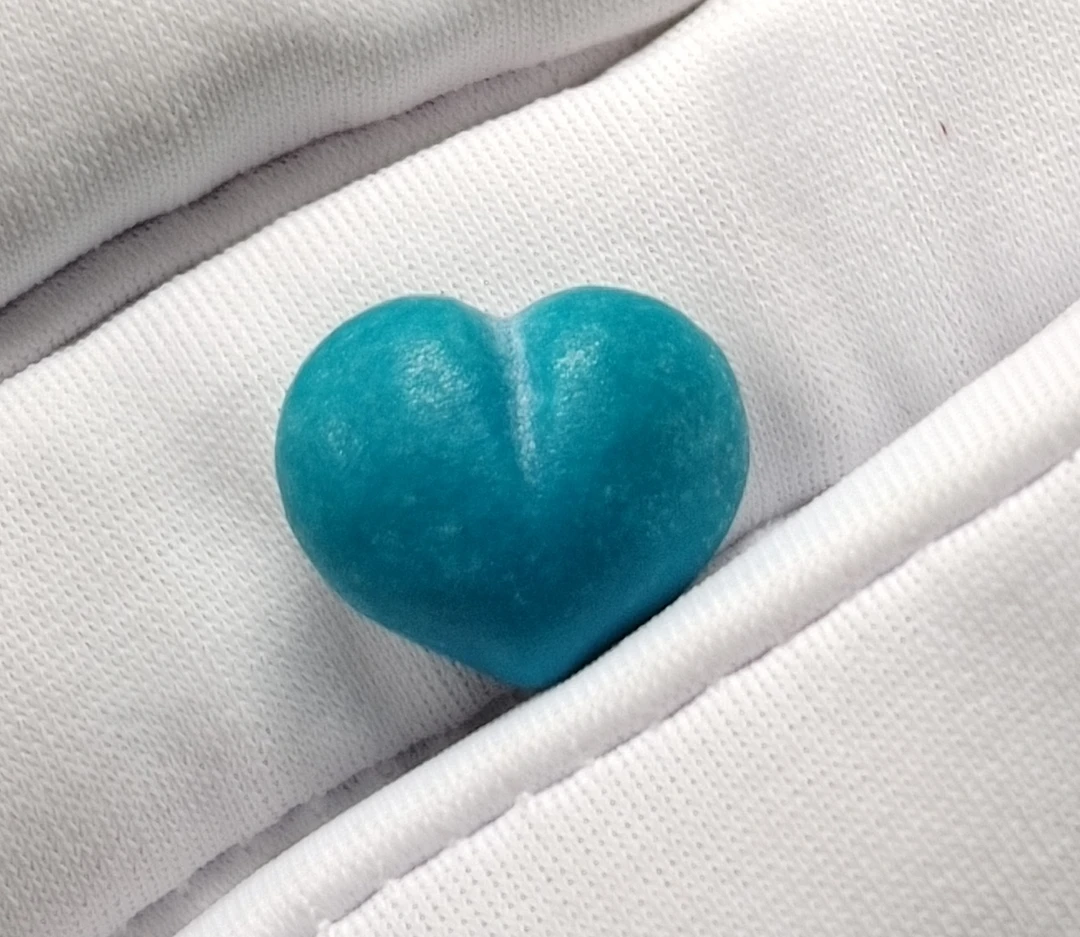 绿松石屁桃精工雕刻 高瓷玉化料没抛光