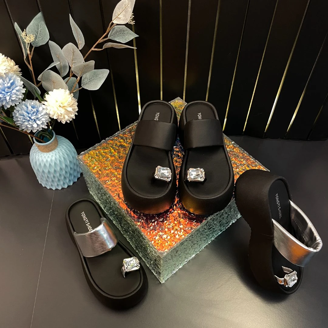 夏季新款高级感厚底坡跟拖鞋女外穿日常休闲圆头橡胶底套趾凉拖鞋