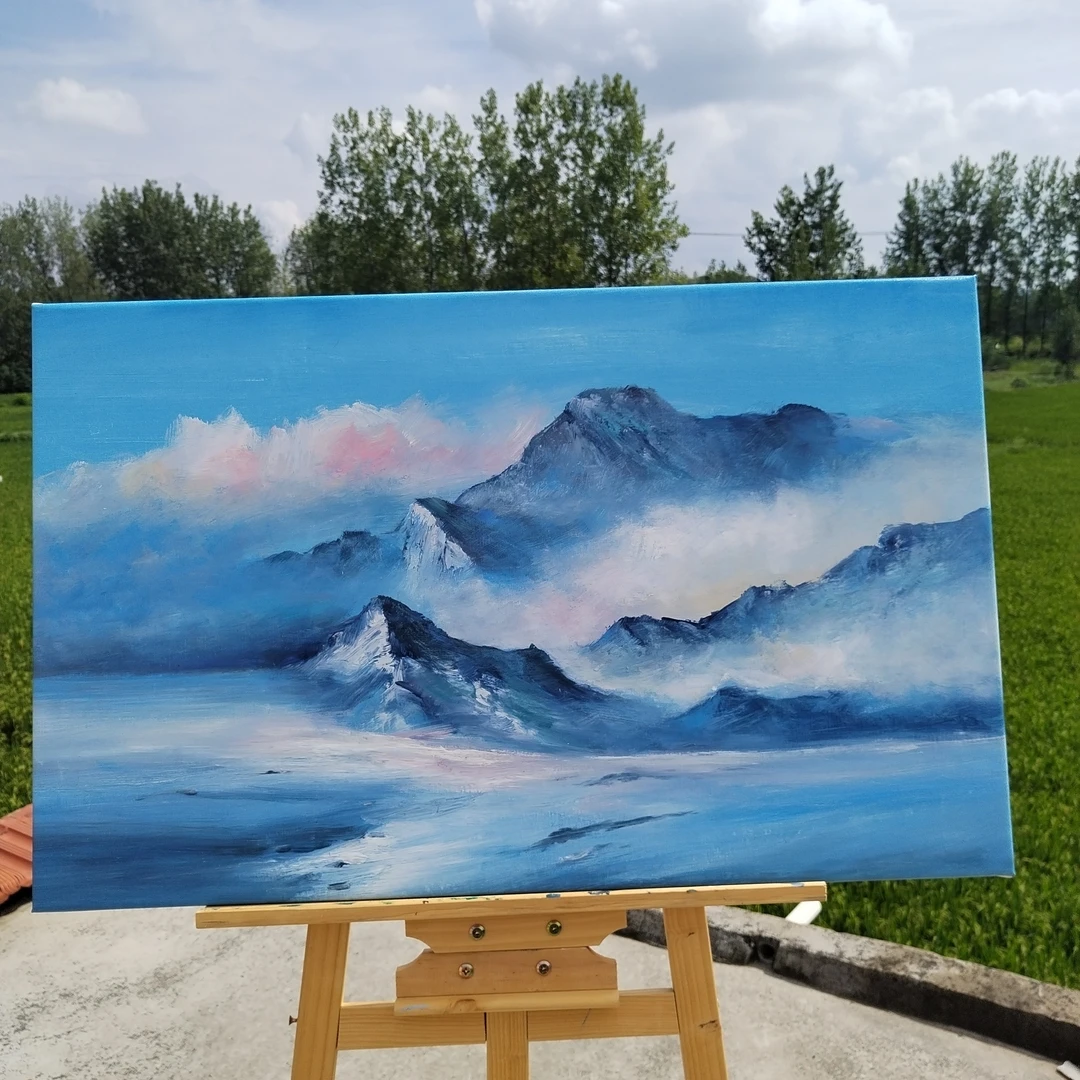 画面里，山峦在云雾中若隐若现，层次丰富的背景油画装饰画 。