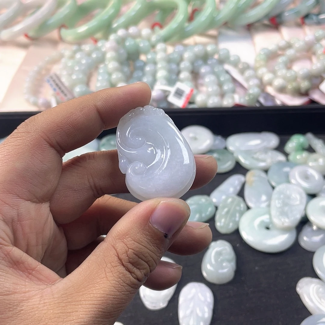 翡翠未镶嵌颈饰如意