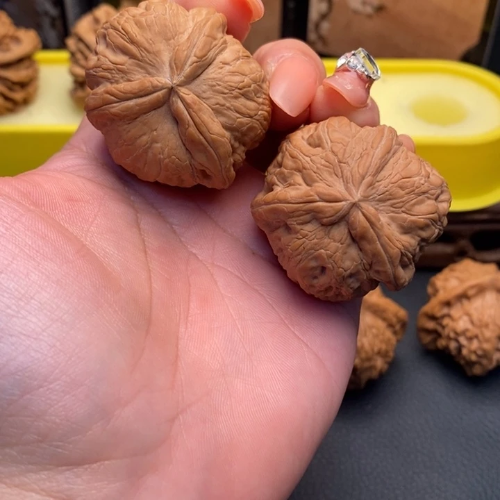 刘***美把件文玩核桃036平谷元宝正奔40全品