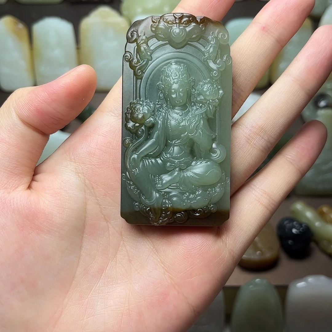 和田玉颈饰未镶嵌铁****）