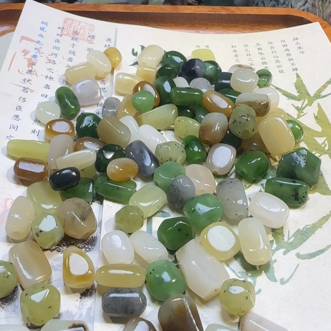 和田玉未镶嵌颈饰随机发一个随形单珠
