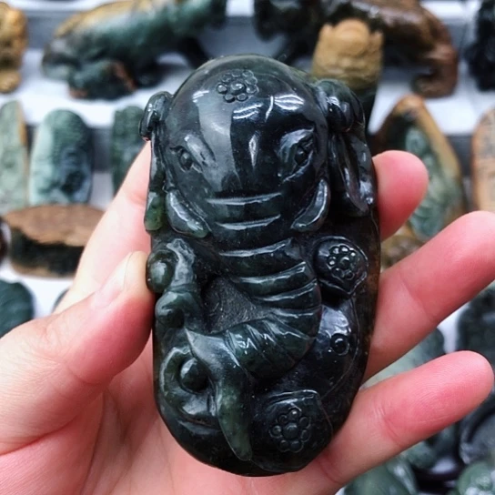 未镶嵌岫岩河磨玉（透闪石质玉）把件