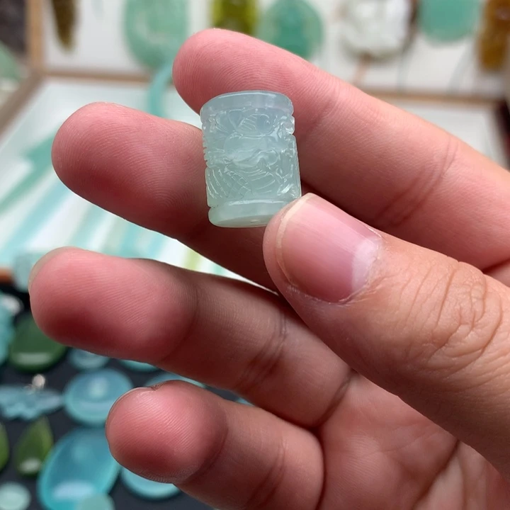 岫玉未镶嵌颈饰龙柱