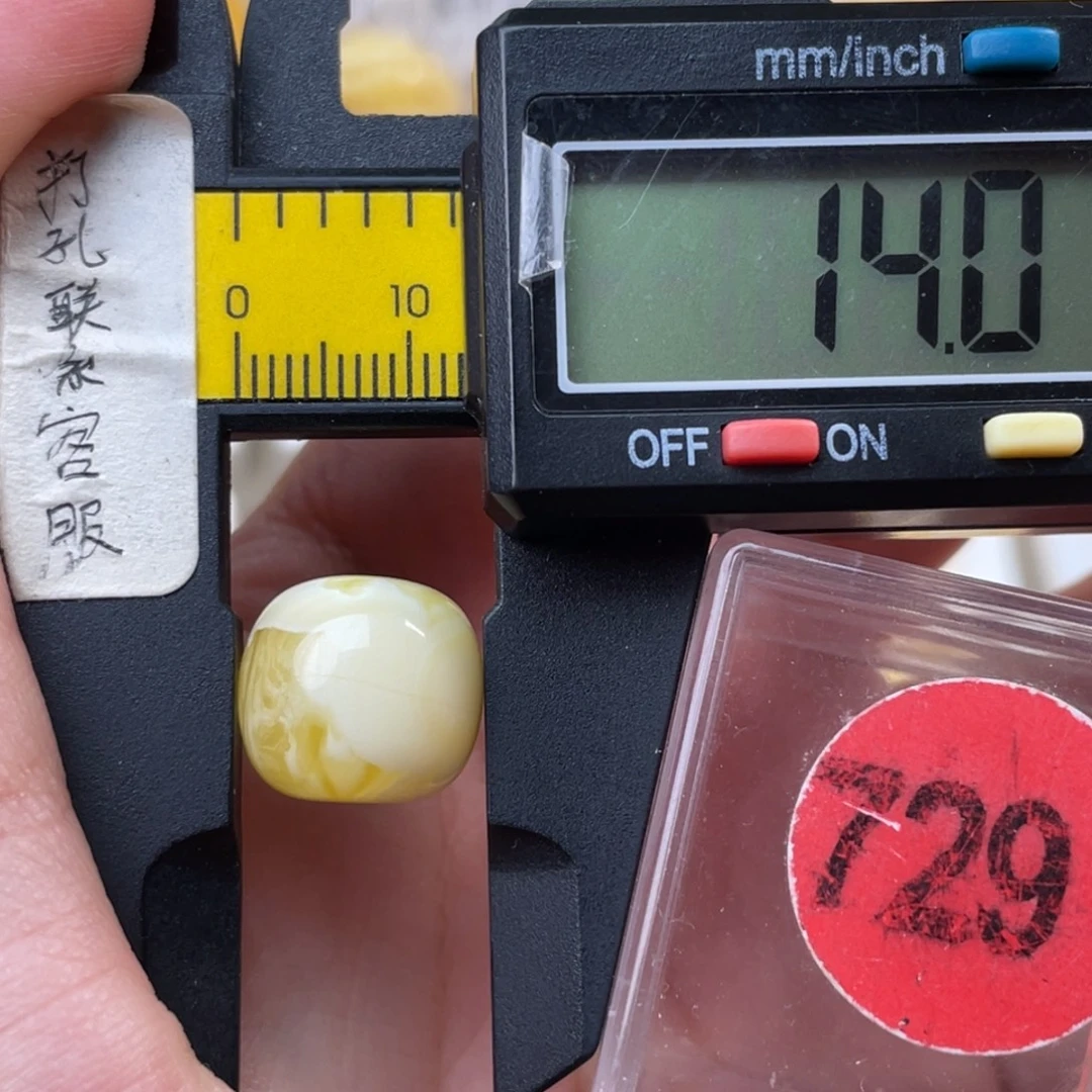 蜜蜡未镶嵌珠宝奇石