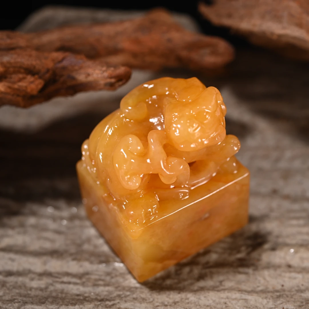 lot8889 田黄石瑞兽印章/保利