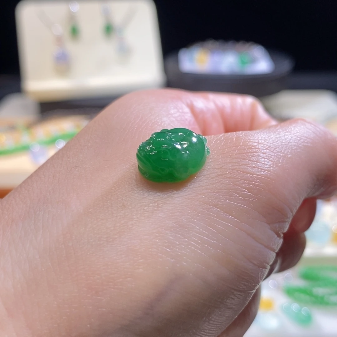 翡翠未镶嵌颈饰翡翠辣绿三角蝉