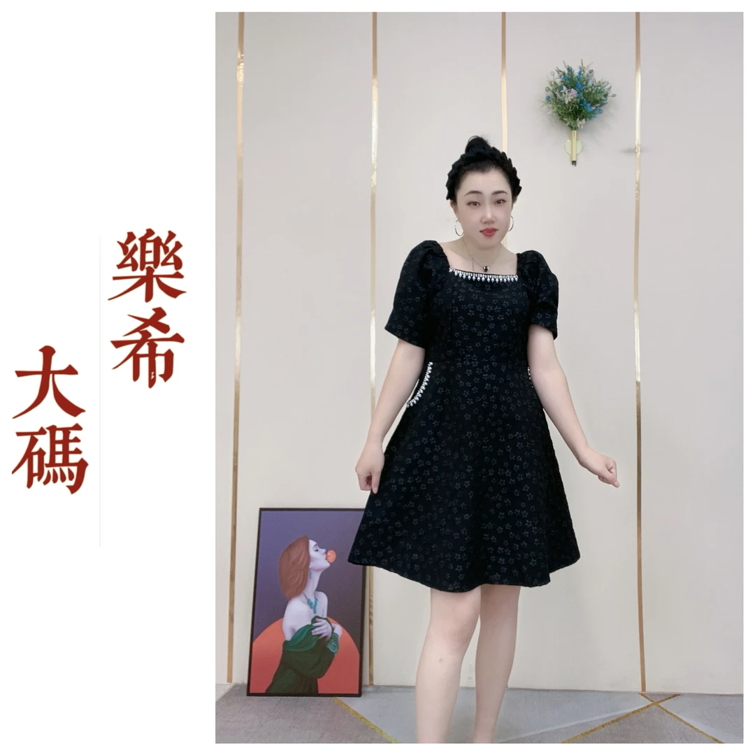 《乐希大码》法式赫本风气质连衣裙提花设计感修身方领A版型连衣裙