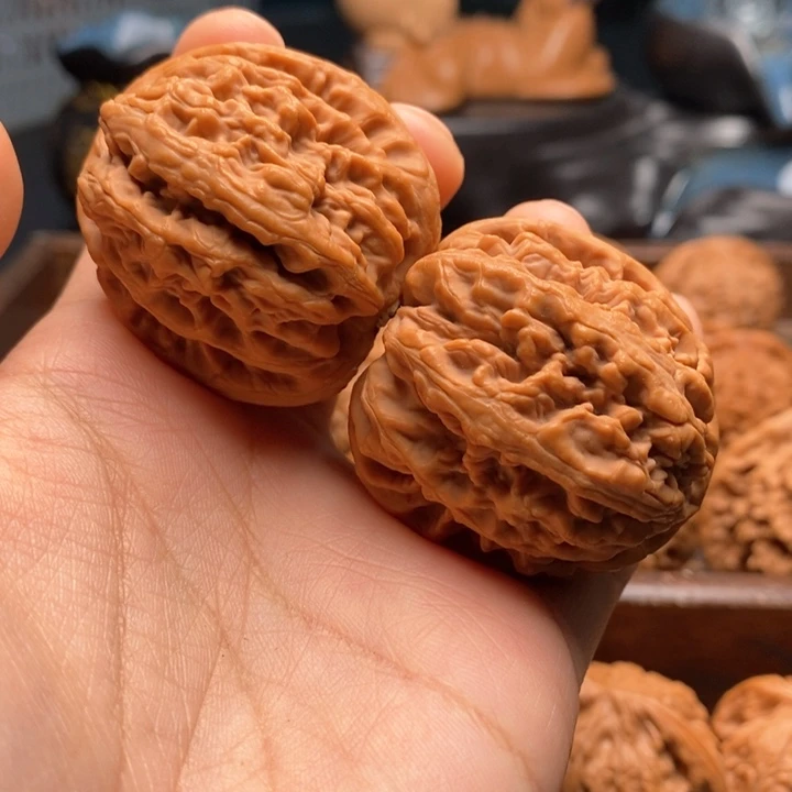 文玩核桃把件40红锦鲤