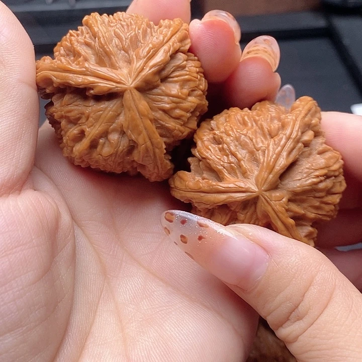 爱***代核桃核桃的，吊坠白狮子