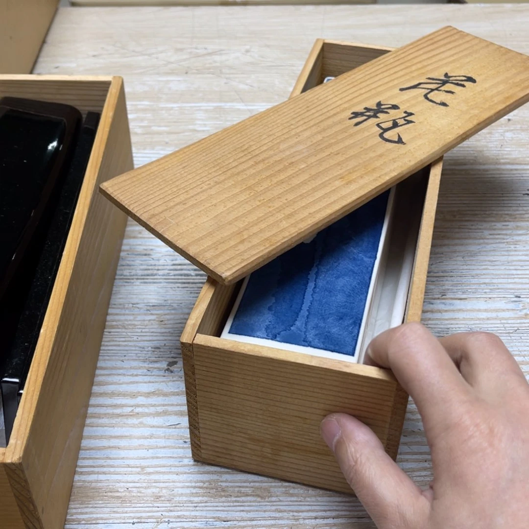 瓷片千*舞密密麻麻地排列着一个