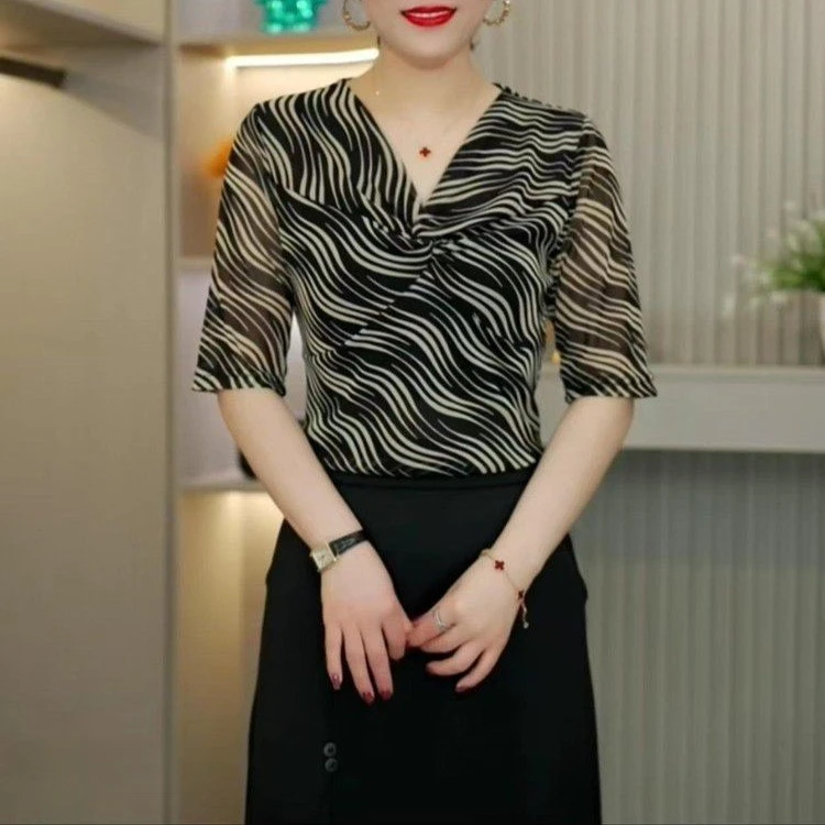 夏季新款v领百搭妈妈装中袖女士宽松小衫印精品半袖印花上衣