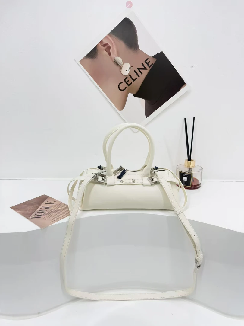 赵露思同款腊肠包女2025秋新款复古高级机车风手提单肩法棍包