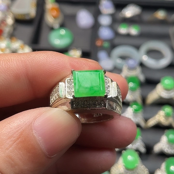 翡翠裸石果绿飘花马鞍铜托