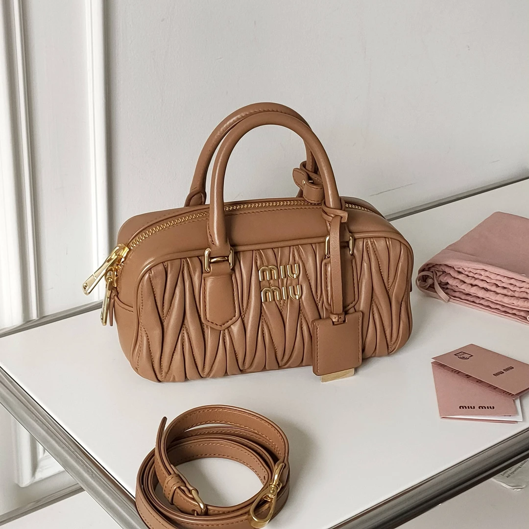 95新 MIU MIU/缪缪 干邑色褶皱羊皮保龄球小号手提斜挎包39888