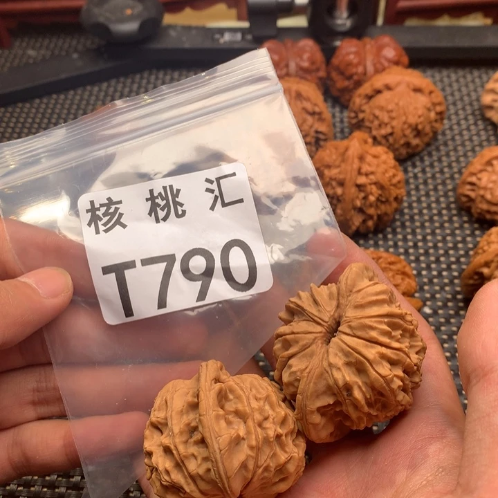 文玩核桃吊坠洪崖山