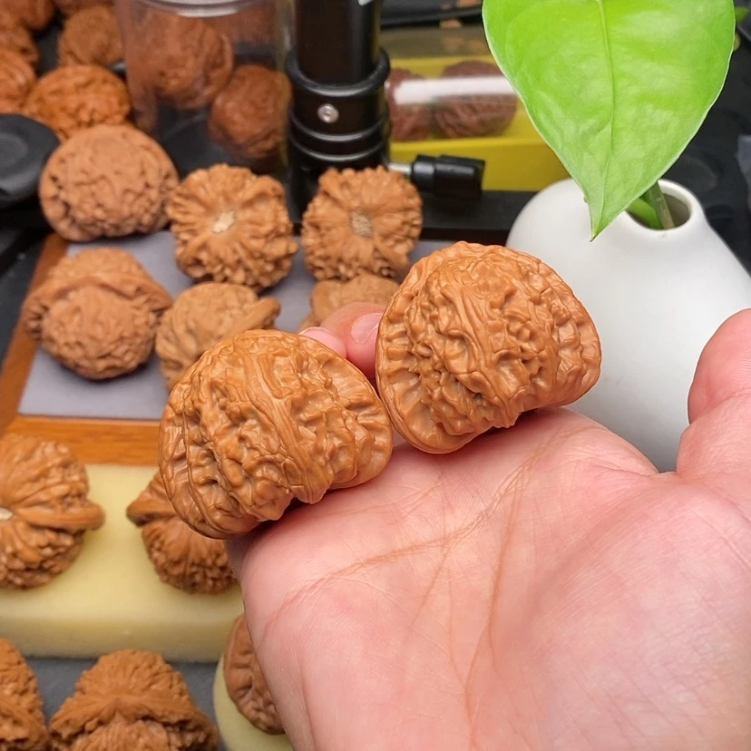 【闪购商品】文玩核桃把件三角白41