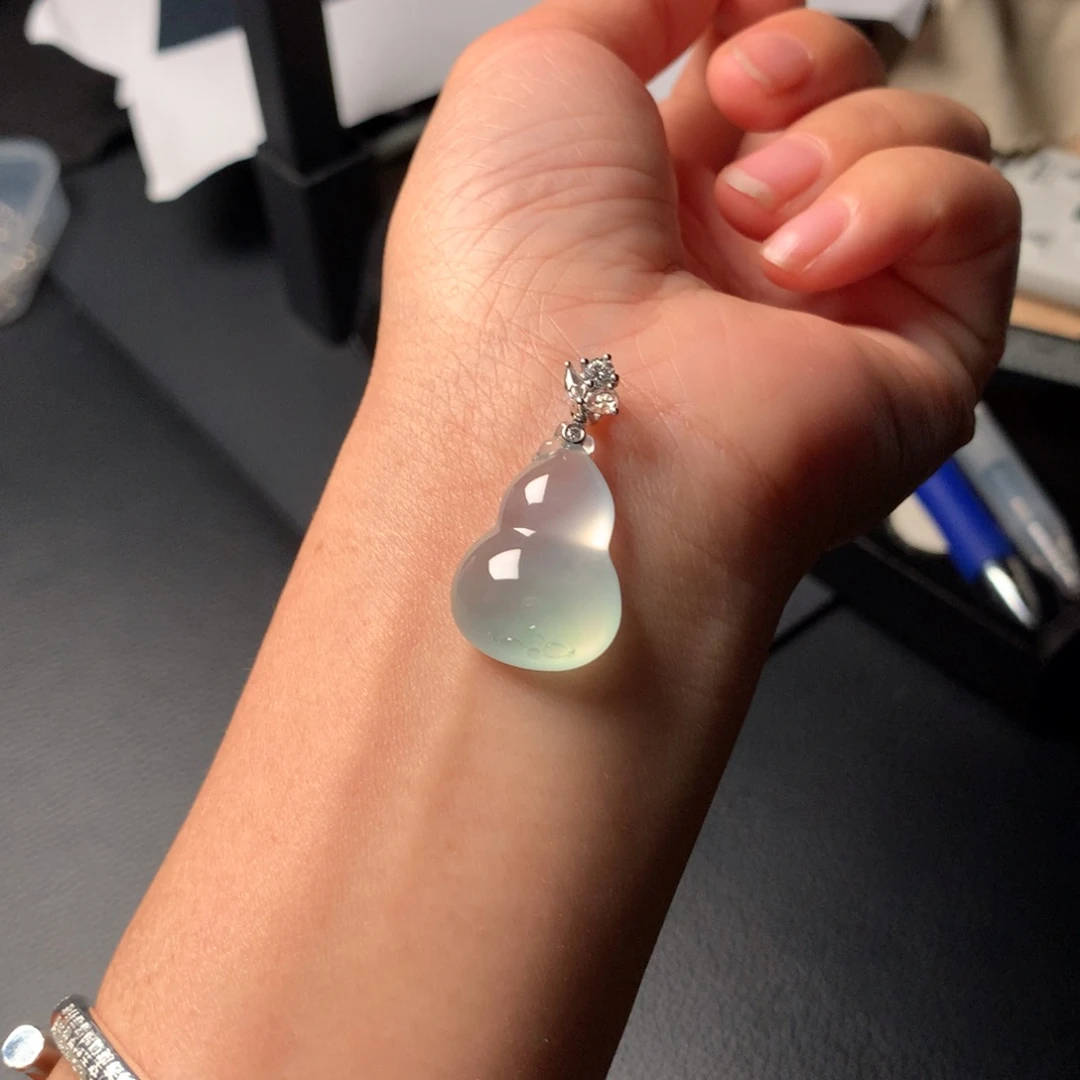 翡翠吊坠(赠链)18K金镶嵌巨纯葫芦