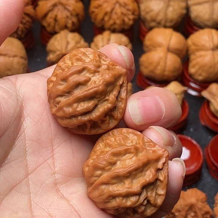 煤***狗文玩核桃吊坠帝王龙脊