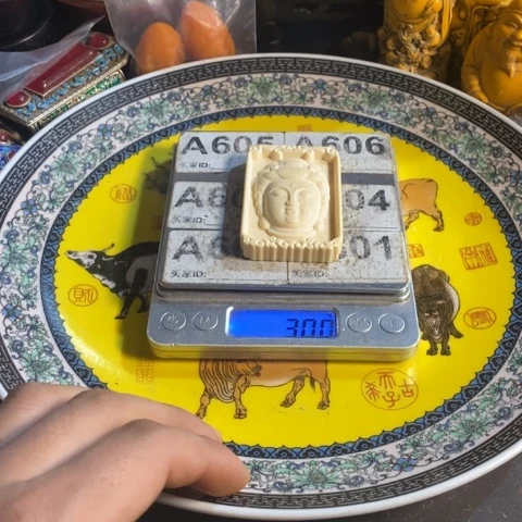 瓷片寻呼台的一个小女孩在一个陌生