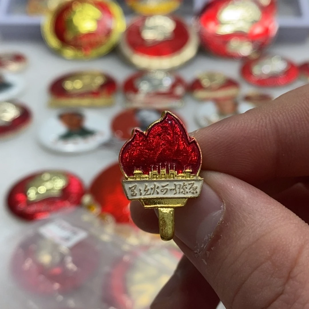 铝?**辣红色纪念章火炬