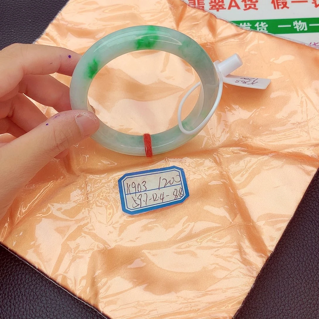 翡翠手镯未镶嵌我