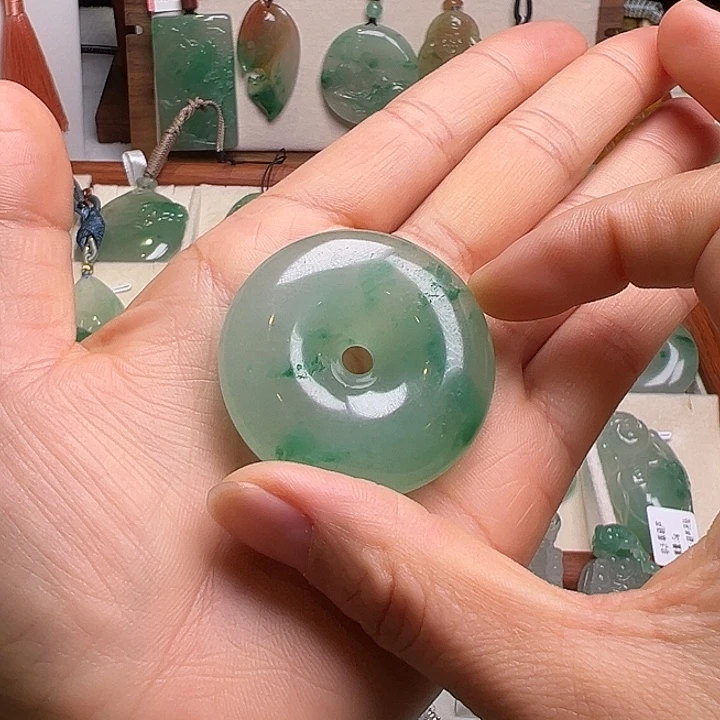 陈***敏石英质玉未镶嵌颈饰