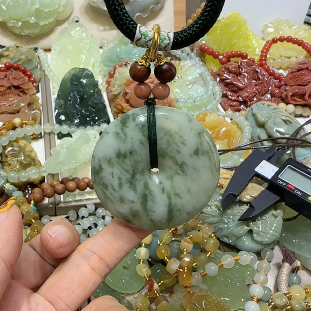 未镶嵌蛇纹石玉吊坠