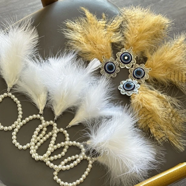 婚礼胸花和伴娘团羽毛手链