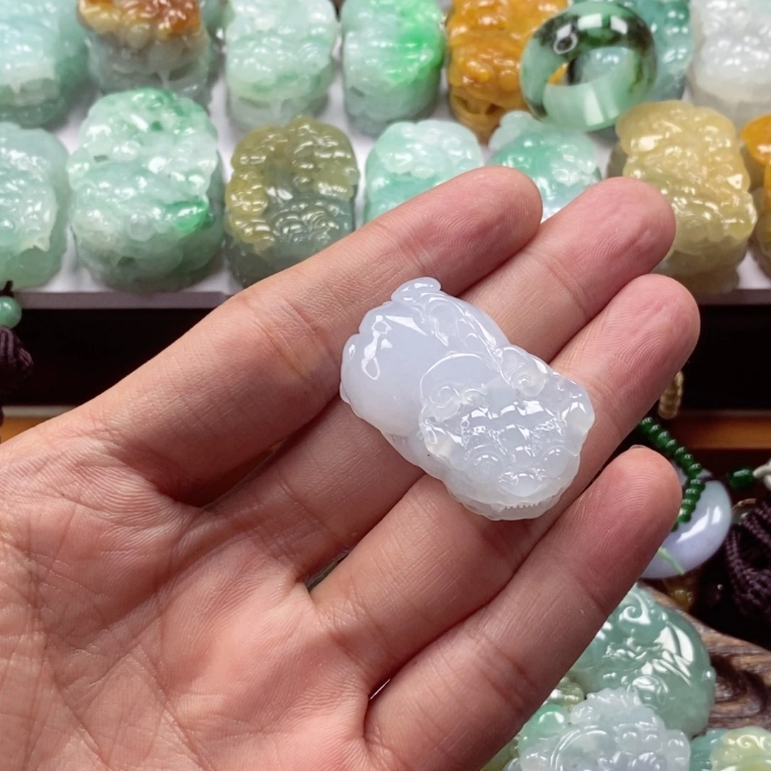 翡翠未镶嵌颈饰貔貅
