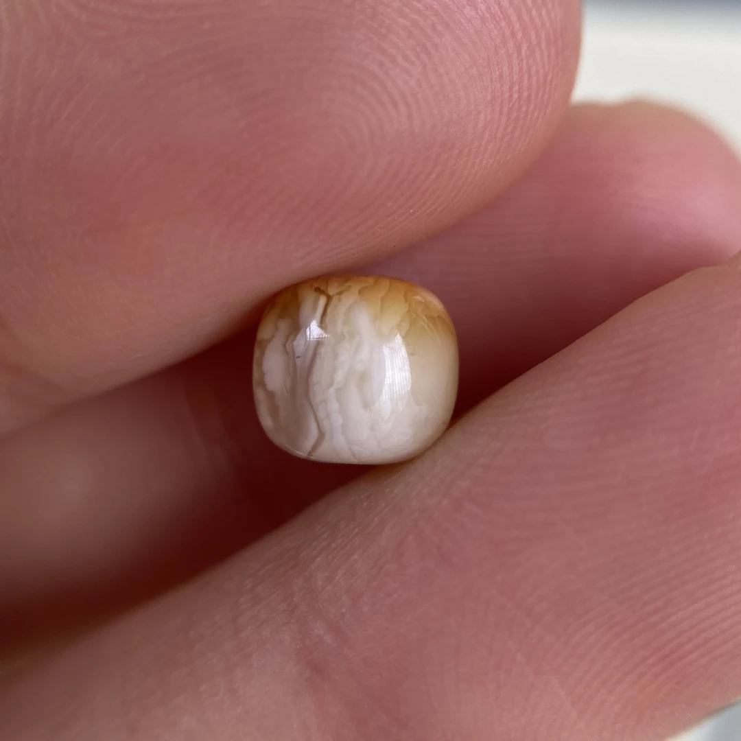 蜜蜡沁色千层老型配饰7.6×6.9mm，飘花无优化保天然