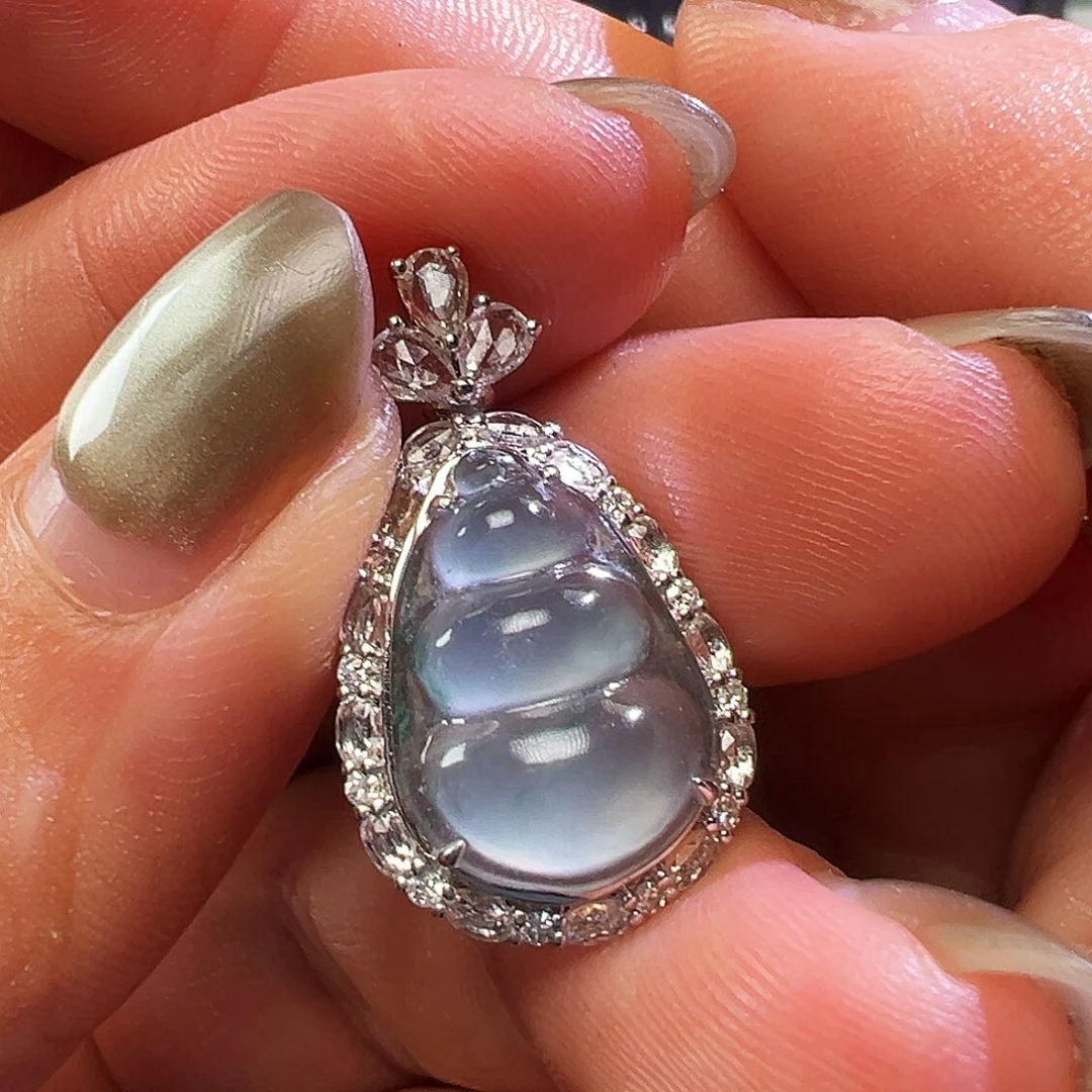 翡翠18K金镶嵌颈饰吊坠