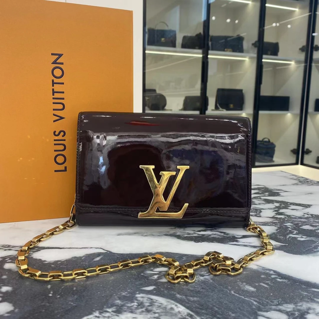 95新 LouisVuitton/路易威登 酒红漆皮翻盖斜挎包