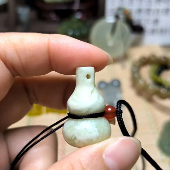 忠***靠蛇纹石玉未镶嵌颈饰