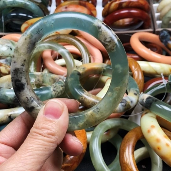 蛇纹石玉手镯未镶嵌一**羊