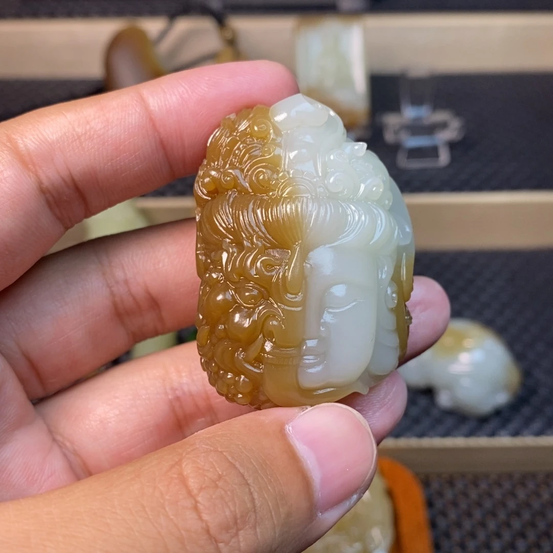 孙***森颈饰未镶嵌和田玉