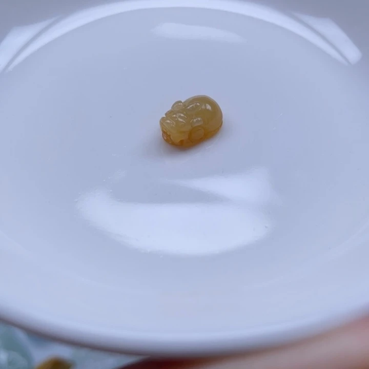 翡翠未镶嵌颈饰黄翡貔恘