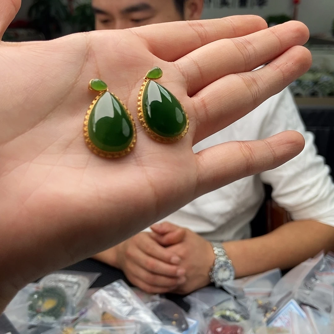 颈饰18K金镶嵌和田玉颜色多样性发拍一发一