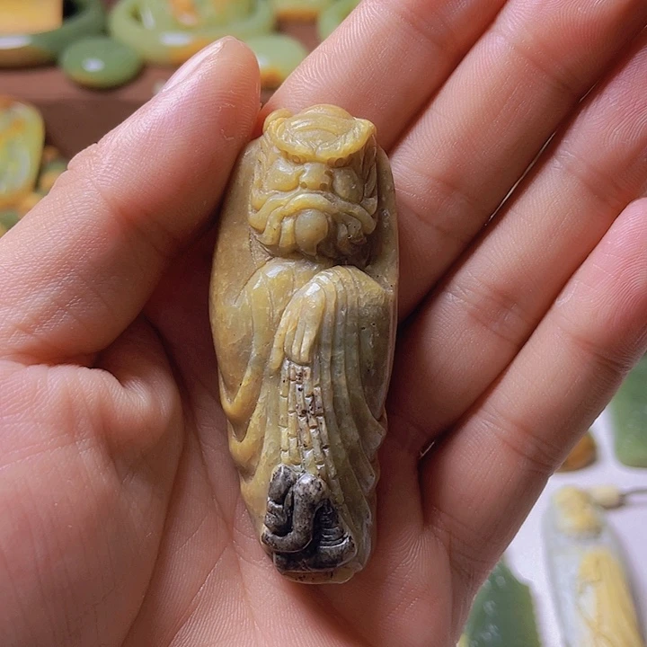 颈饰未镶嵌岫岩河磨玉（透闪石质玉）