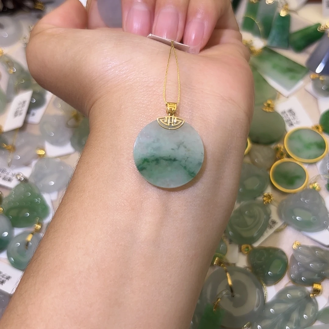 L***N翡翠18K金镶嵌颈饰无事牌