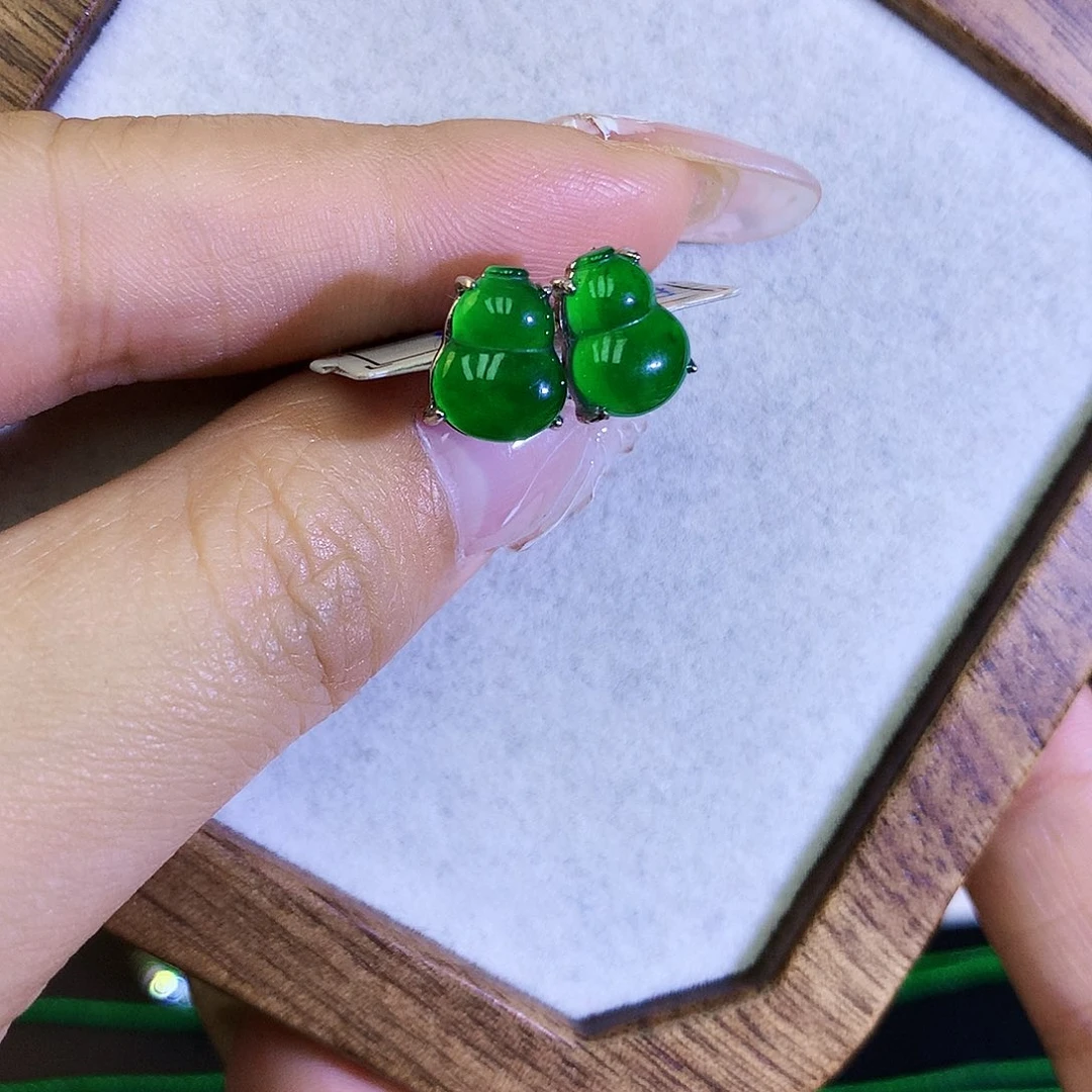 翡翠耳饰银S925镶嵌天然翡翠葫芦耳钉