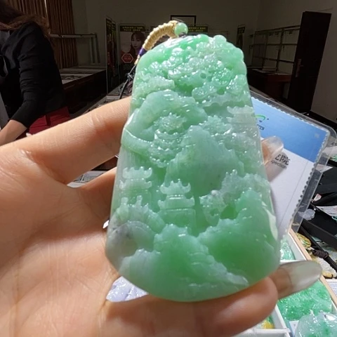 翡翠未镶嵌颈饰一个